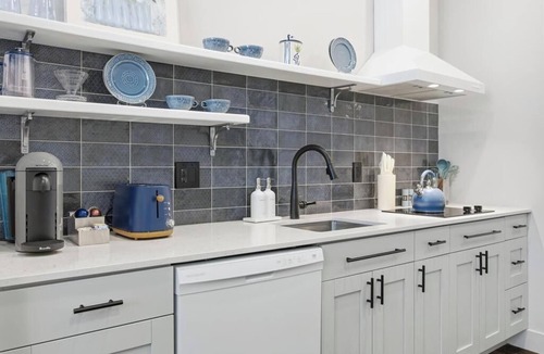 Downtown Jacksonville Apartment | Glam Studio at the Raven Pool OnSite Parking