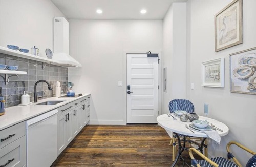 Downtown Jacksonville Apartment | Glam Studio at the Raven Pool OnSite Parking