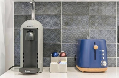 Downtown Jacksonville Apartment | Glam Studio at the Raven Pool OnSite Parking