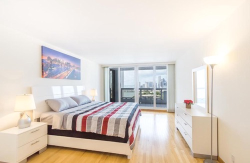 Downtown Miami Apartment | Glamorous 3 Bedroom With a Balcony View