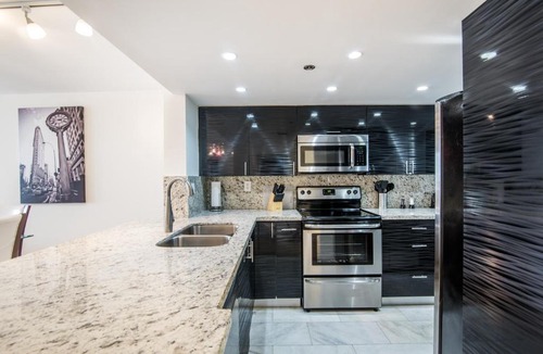 Downtown Miami Apartment | Glamorous 3 Bedroom With a Balcony View