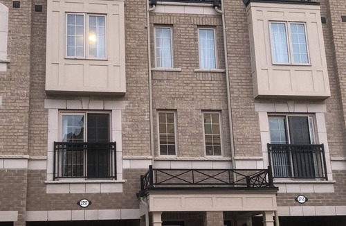 Oshawa House | Glamorous 4 bedroom townhouse with free parking