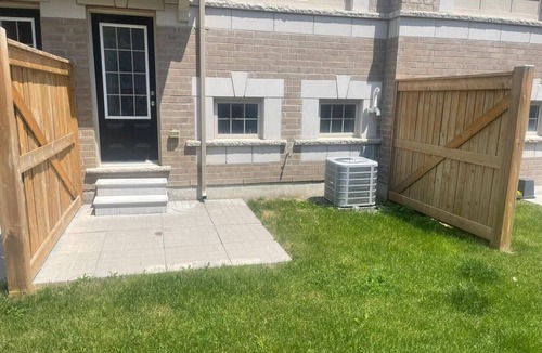 Oshawa House | Glamorous 4 bedroom townhouse with free parking