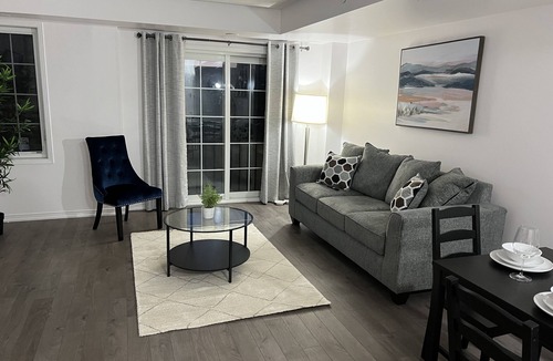 Oshawa House | Glamorous 4 bedroom townhouse with free parking