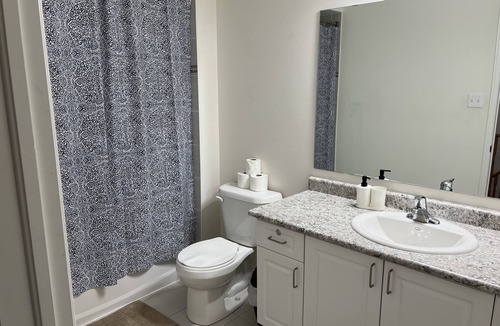 Oshawa House | Glamorous 4 bedroom townhouse with free parking