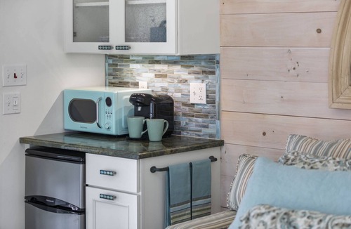 Newbury Cottage | Glamorous Cabana