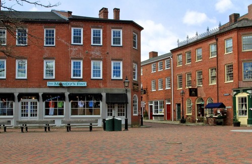 Newbury Cottage | Glamorous Cabana
