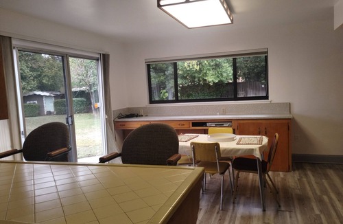 Arden Park Vista House | Glamorous Hidden Gem Central Location 1950's Style