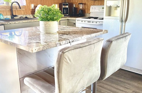 Duchesne Cabin | GLAMOROUS Stylish cabin💫 over 2 acres, beautiful views, sleeps 8, washer & dryer