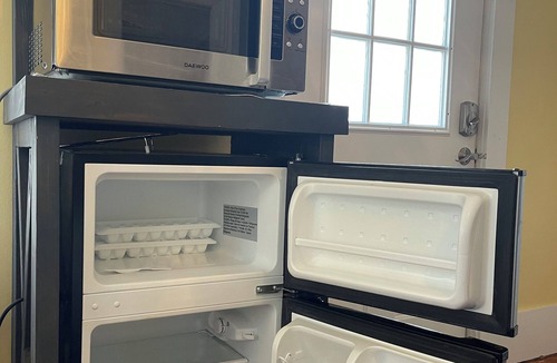 Kennebunk Apartment | Glamour meets Country Guest Suite with Hot Tub!