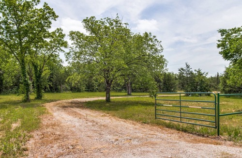 Gober Cabin | Glamp close to the city!