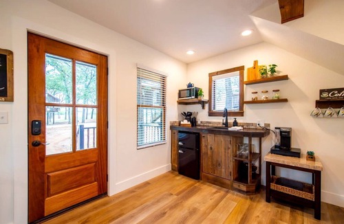 Elm Mott House | Glamping Cabin in Waco, Texas for Weekend Escapes to Nature