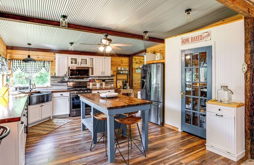 Orangeburg County Cabin | Glamping Cabin on Private Pond & Deck