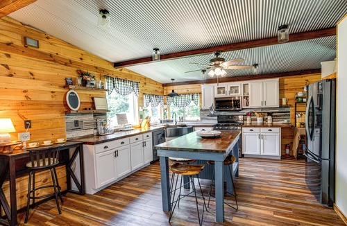 Orangeburg County Cabin | Glamping Cabin on Private Pond & Deck