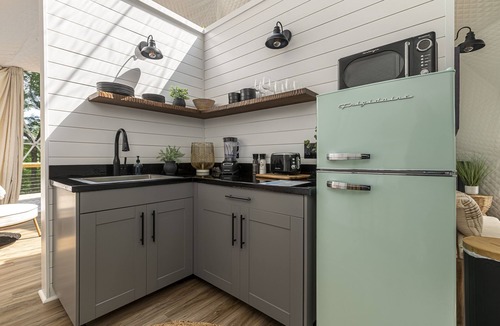Simpson Apartment | Glamping Dome · Hot Tub, Fire Pit & Forest Views