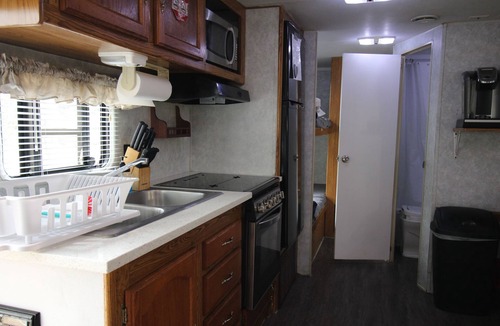 Manchaca House | ⛺️ Glamping Experience Close to Austin (30' Sportsmen)
