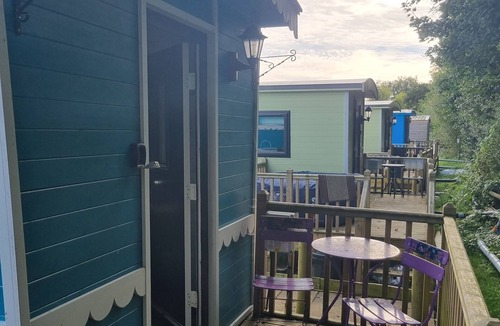 Llanfair Caereinion House | Glamping Hut - Riverview 3