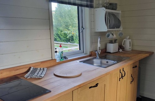 Llanfair Caereinion Cottage | Glamping Hut - Sleeps 2, hot tub & parking