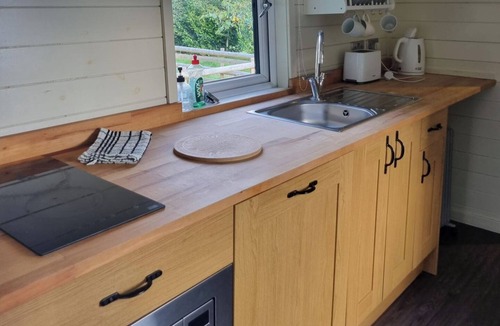 Llanfair Caereinion Cottage | Glamping Hut - Sleeps 2, hot tub & parking