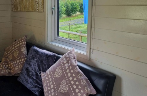 Llanfair Caereinion Cottage | Glamping Hut - Sleeps 2, hot tub & parking