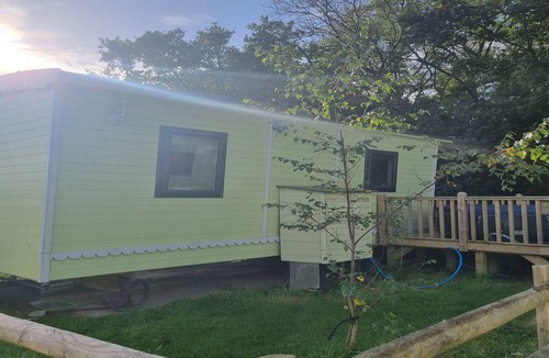 Llanfair Caereinion Cottage | Glamping Hut - Sleeps 2, hot tub & parking