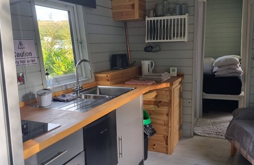 Llanfair Caereinion Ski Chalet | Glamping Hut - Sleeps 2, hot tub & parking