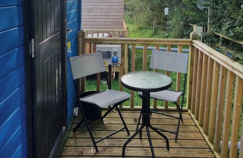Llanfair Caereinion Ski Chalet | Glamping Hut - Sleeps 2, hot tub & parking