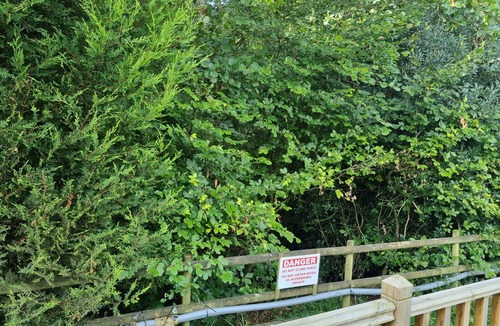 Llanfair Caereinion Ski Chalet | Glamping Hut - Sleeps 2, hot tub & parking