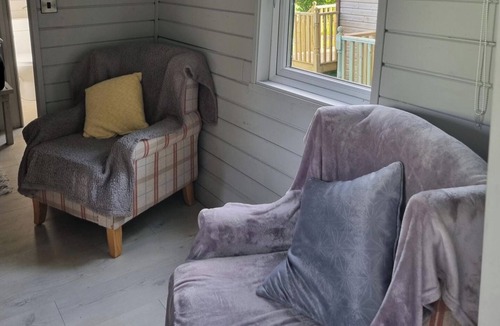 Llanfair Caereinion Ski Chalet | Glamping Hut - Sleeps 2, hot tub & parking