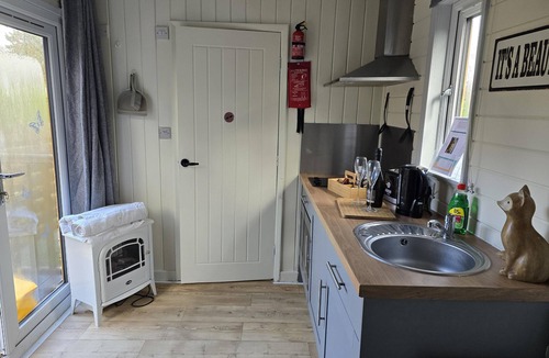 Llanfair Caereinion Cabin | Glamping Hut - Sleeps 2, hot tub & parking