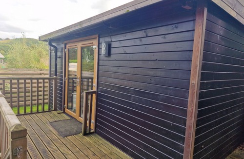 Llanfair Caereinion Cabin | Glamping Hut - Sleeps 2, hot tub & parking