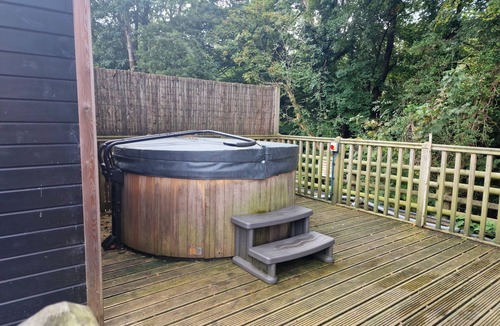 Llanfair Caereinion Cabin | Glamping Hut - Sleeps 2, hot tub & parking