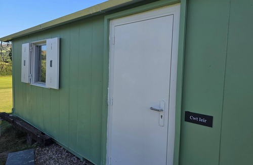 Llanbedr-dyffryn-clwyd Cabin | Glamping hut with amzing views