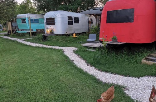 Travis County House | Glamping in Austin - 1975 Avion