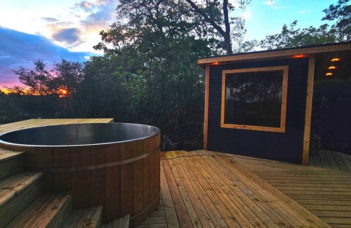Smithville House | Glamping in Stunning Woods w/Hot Tub and Sauna! - Green Tent