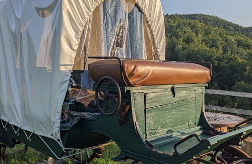 Lafarre RV Rental | Glamping “La Calèche Western” in Lafarre – Authentic Adventure in Nature