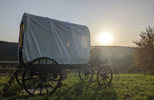 Lafarre RV Rental | Glamping “La Calèche Western” in Lafarre – Authentic Adventure in Nature