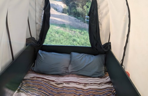 Lafarre RV Rental | Glamping “La Calèche Western” in Lafarre – Authentic Adventure in Nature