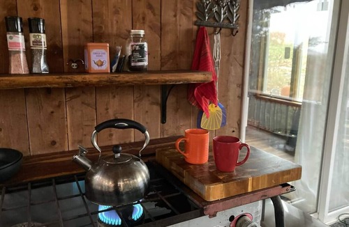Hartsburg Cabin | Glamping MoonRise Cabin-Serene & Unique off Katy Trail
