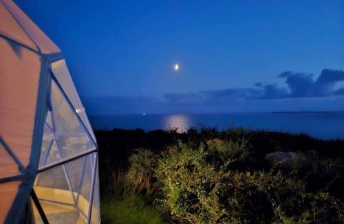 Llanybri Cabin | Glamping Pod - Sleeps 4 - Pets - Parking