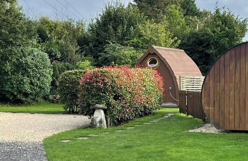 Winterbourne Stoke Cabin | Glamping Pod - Sleeps 2 - Parking