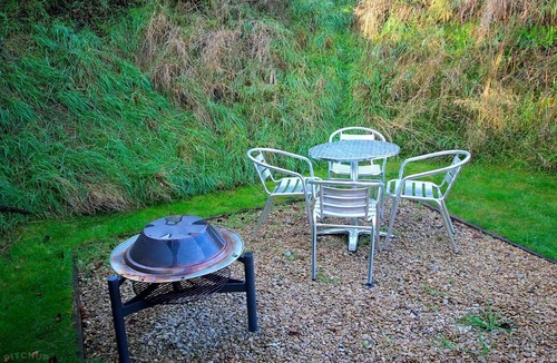 Winterbourne Stoke Cabin | Glamping Pod - Sleeps 2 - Parking