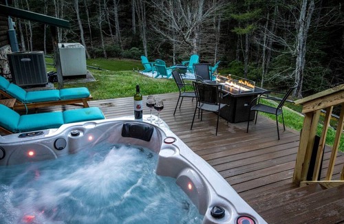 Mount Nebo Cabin | Glamping Retreat near Summersville Lake: Luxurious Cabin with a Hot Tub in Mt Nebo, WV