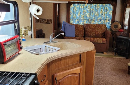 Tillman County House | Glamping RV, private, family & pet friendly, hiking, fishing, horses-W