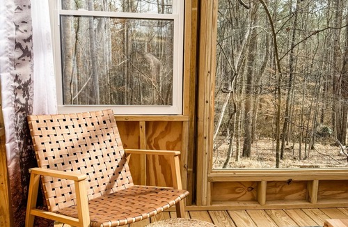 Henderson Cabin | Glamping-Style Cabin at Kerr Lake — "The Lodge"