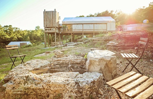 Squires House | Glamping the w/TV, Wi-fi & bunkbeds!