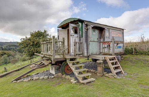 Scarborough Cabin | Glamping Wagon - 1 x Double Bed, 2 x Single Bed