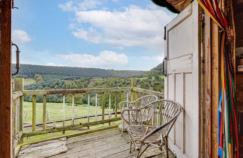 Scarborough Cabin | Glamping Wagon - 1 x Double Bed, 2 x Single Bed