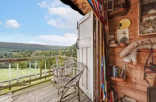 Scarborough Cabin | Glamping Wagon - 1 x Double Bed, 2 x Single Bed