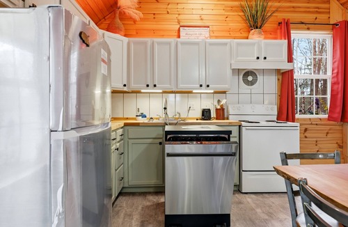 Berkeley Springs House | GlampingDome + Ponds Cabin retreat near Capacon State Park in Berkeley Spring WV